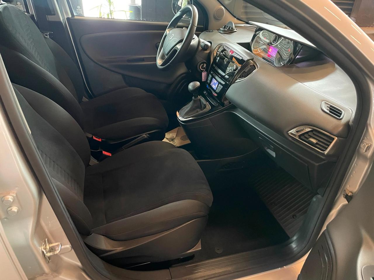 Lancia Ypsilon 0.9 TwinAir 85 CV 5 porte S&S Gold
