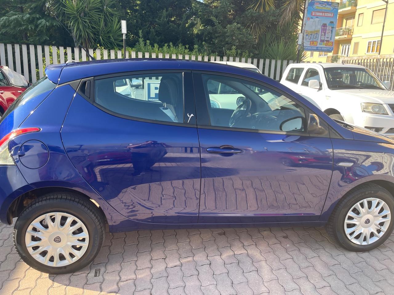 Lancia Ypsilon 0.9 TwinAir 85 CV 5 porte Metano Ecochic Silver