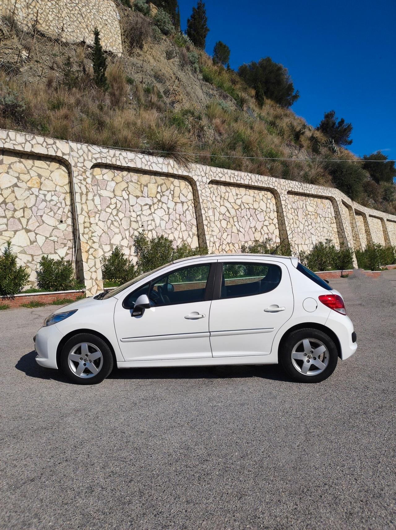 Peugeot 207 1.4 HDi 70CV 5p ok Neopatentati