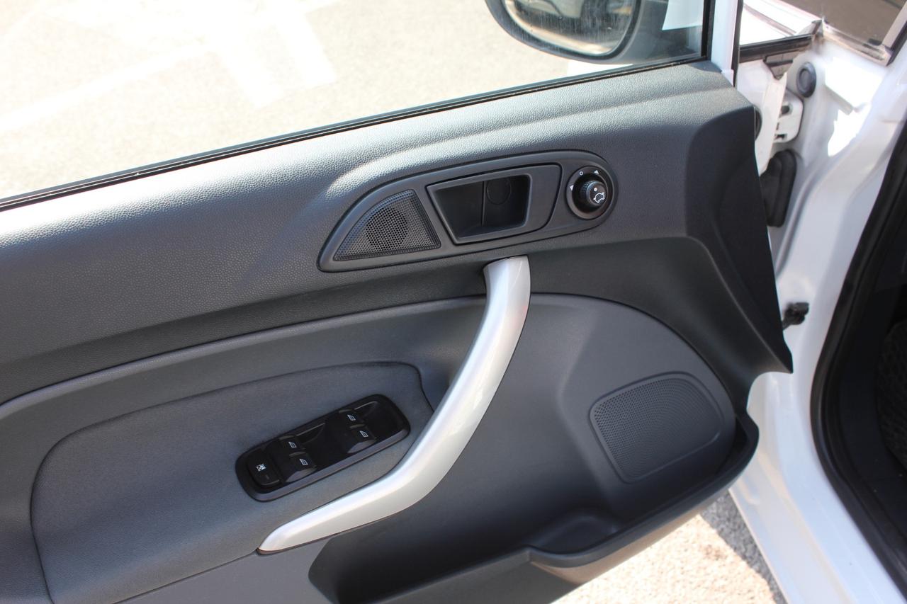 Ford Fiesta 1.4 TDCI 68CV 5 PORTE TITANIUM DISTRIBUZIONE FATTA