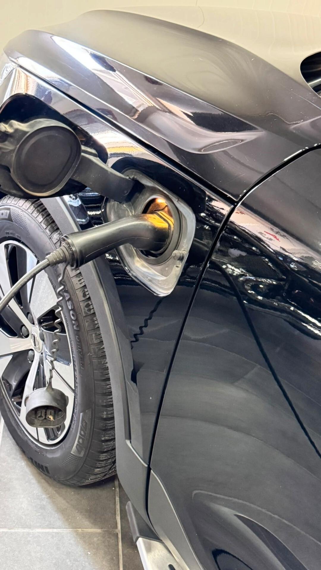 Volvo XC40 T5 Recharge Plug-in Hybrid Inscription SUV elegante e sportivo, che unisce comfort, tecnologia e prestazioni grazie alla motorizzazione ibrida plug-in benzina/elettrica