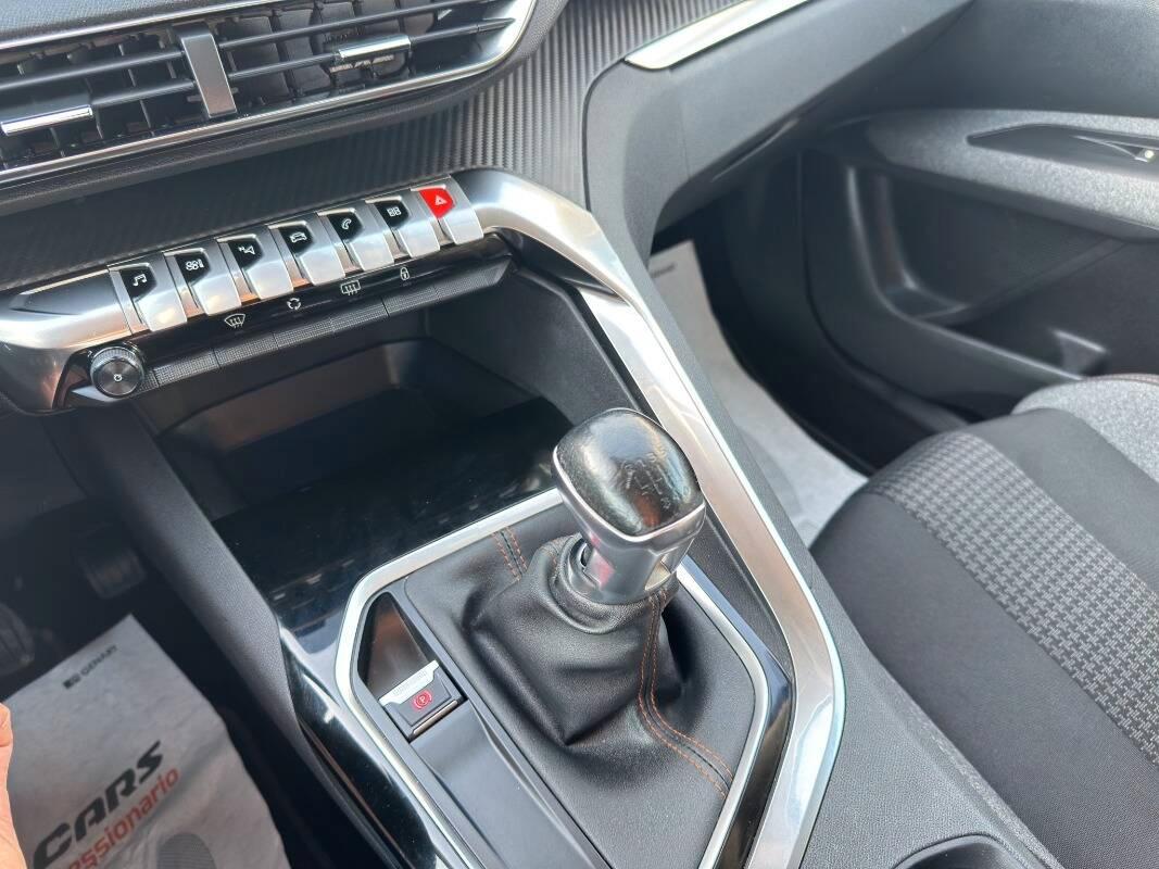 Peugeot 3008 1.5 bluehdi Active 130cv con Telecamera e CarPlay