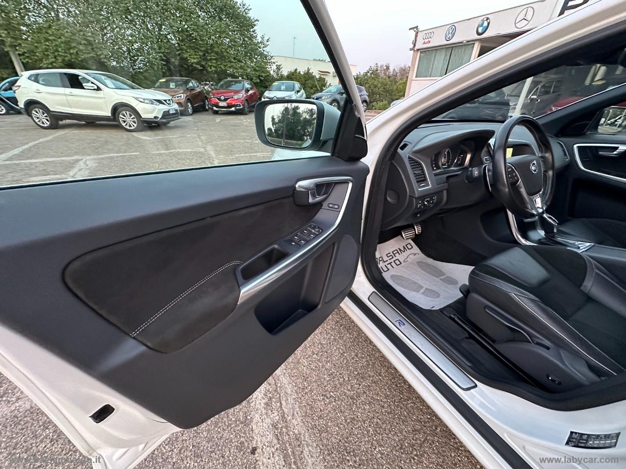 VOLVO XC60 D4 AWD R-design Momentum