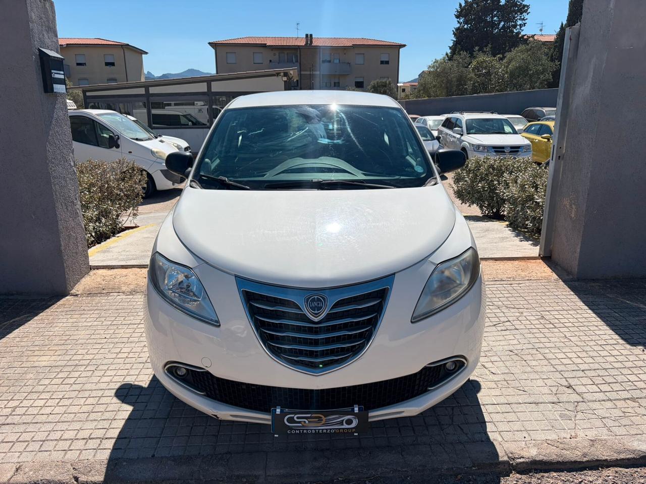 LANCIA YPSILON - NEOPATENTATI - 2 UNITà DISP
