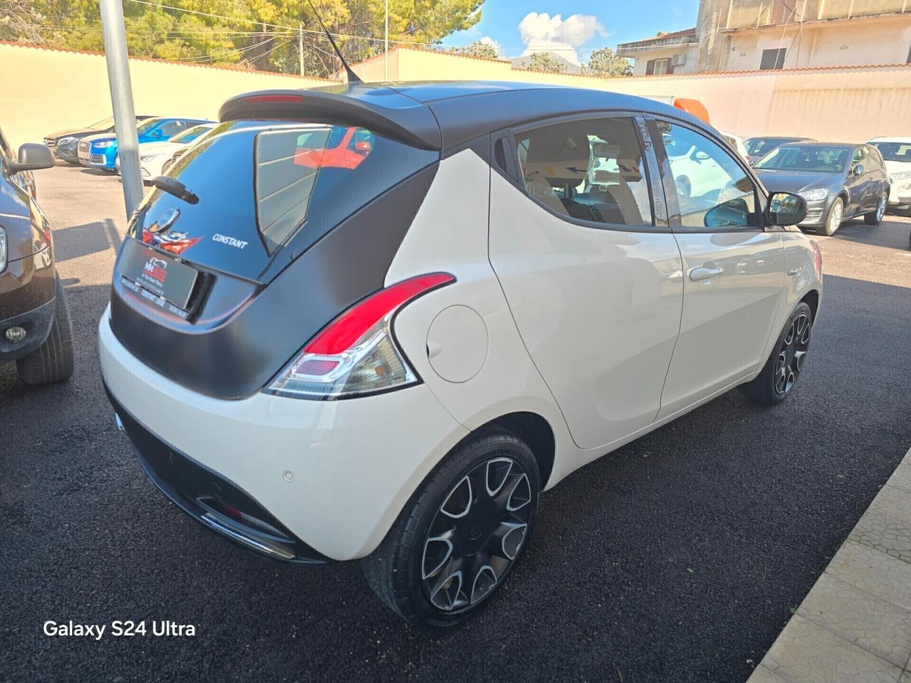 Lancia Ypsilon 1.2 69 CV 5 porte S Momodesign