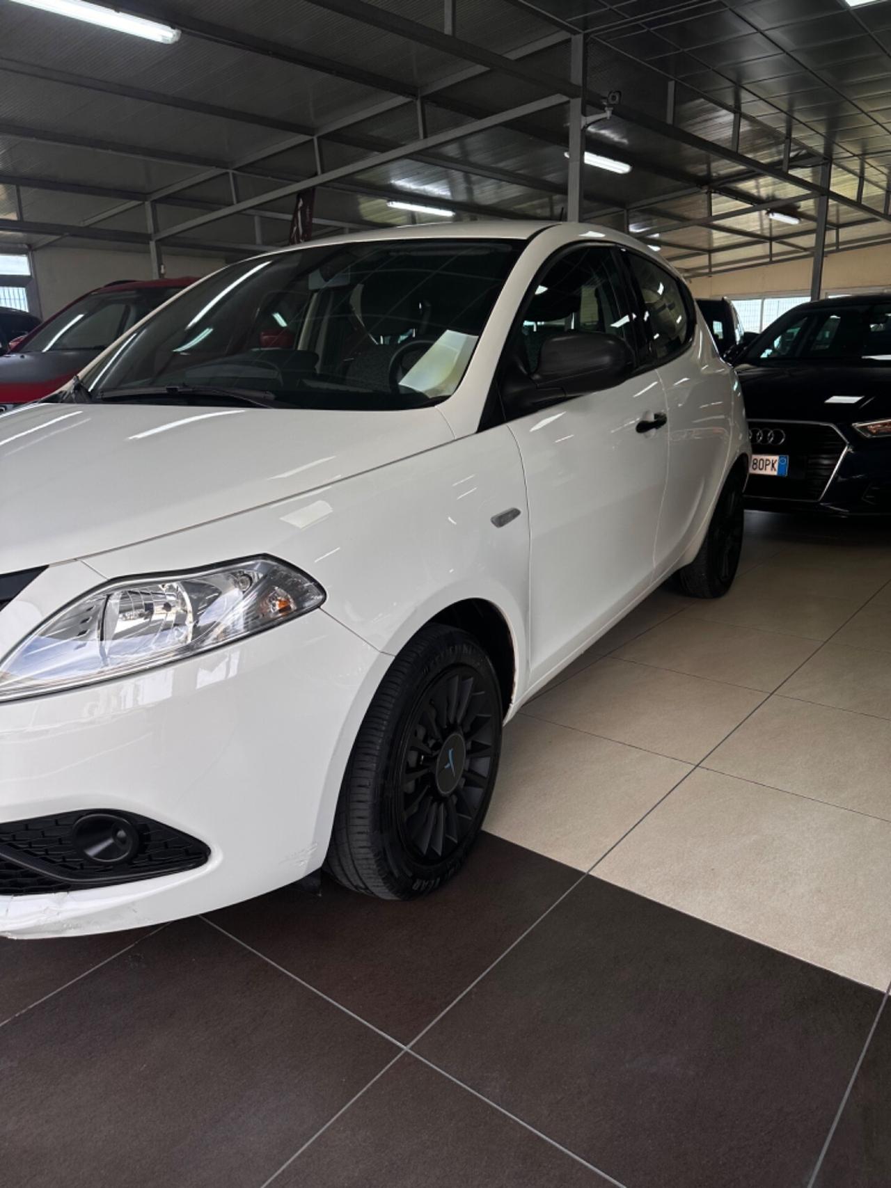 Lancia Ypsilon 1.0 FireFly 5 porte S&S Hybrid Ecochic Silver