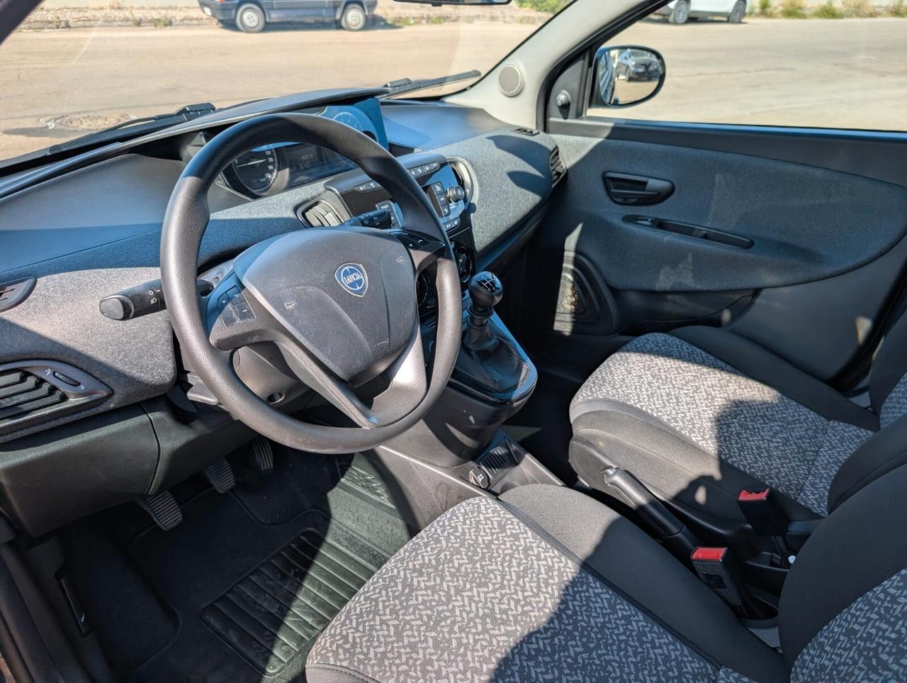 Lancia Ypsilon 1.0 FireFly 5 porte S&S Hybrid Ecochic Silver