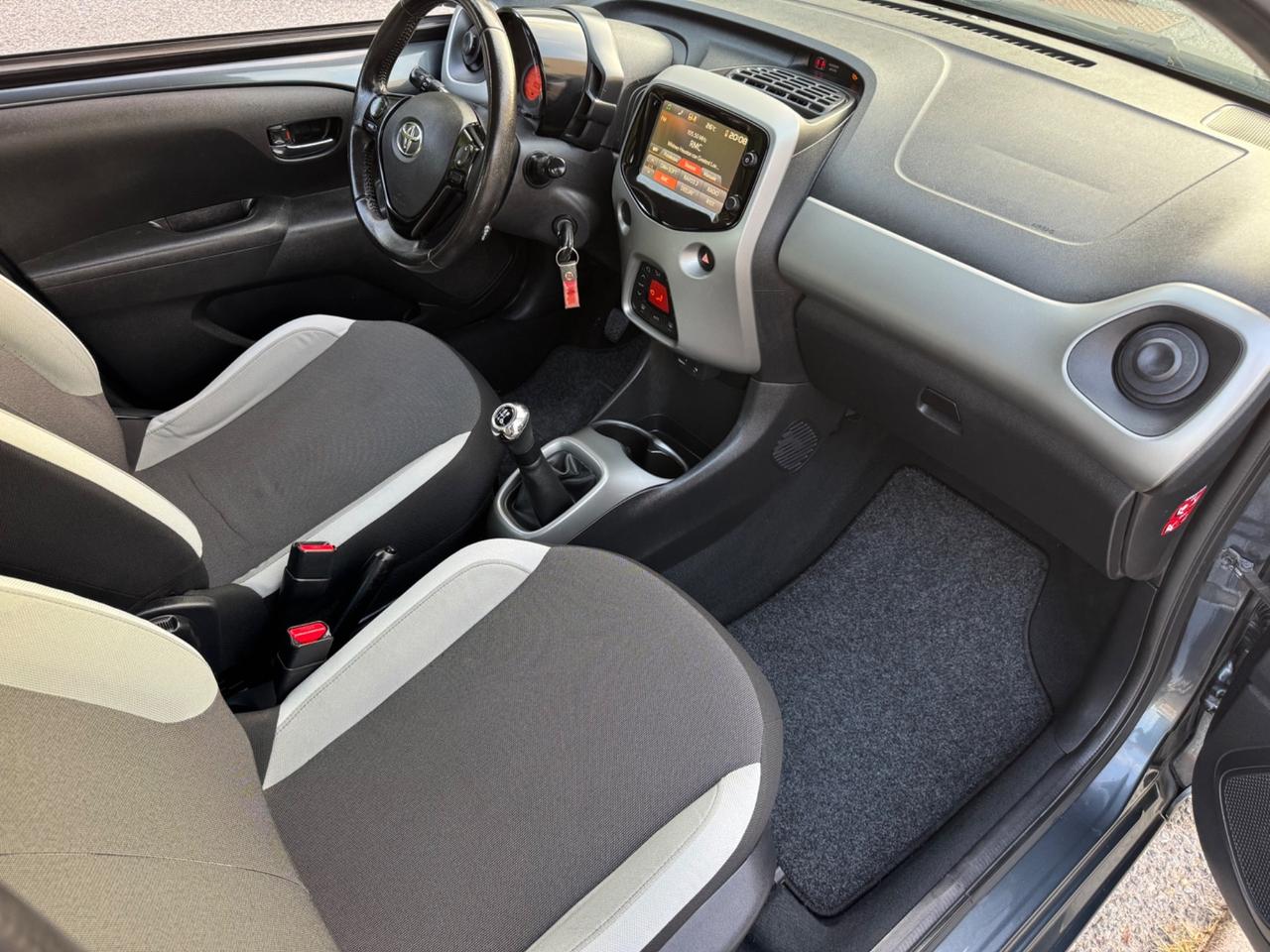 Toyota Aygo retrocamera tagliandata Neopatentati