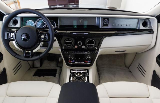 ROLLS-ROYCE Phantom SWB W12 420 KW (571HP)