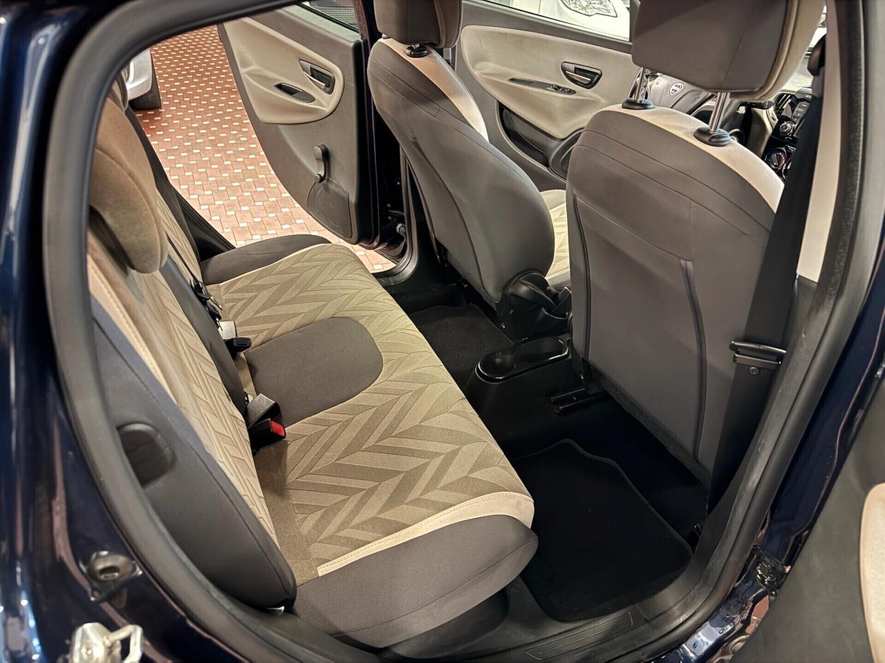 Lancia Ypsilon 1.2 69 CV 5 porte Platinum - NEOPATENTATI