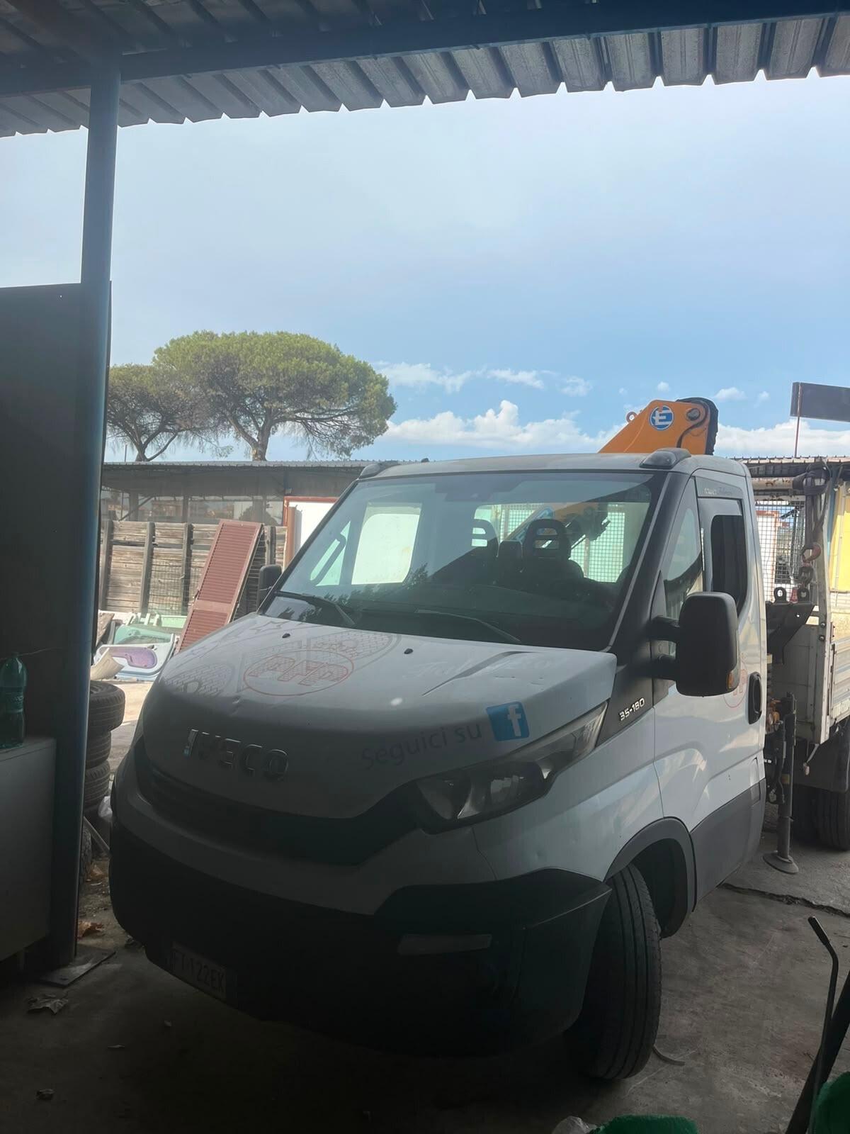 Iveco 35 c 18 con gru patente b