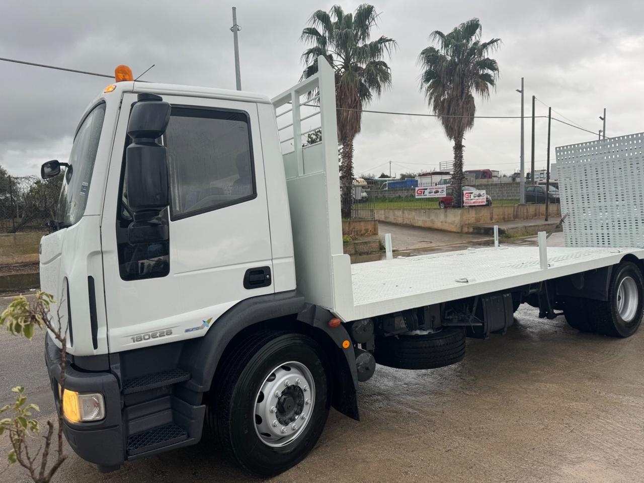 Iveco Eurocargo Iveco eurocargo 180e28 pianale carrellone con rampe