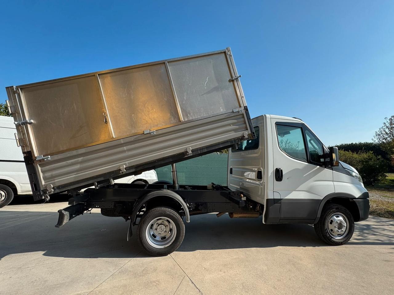IVECO DAILY RIBALTABILE TRE LATI EURO6 - COME NUOVO