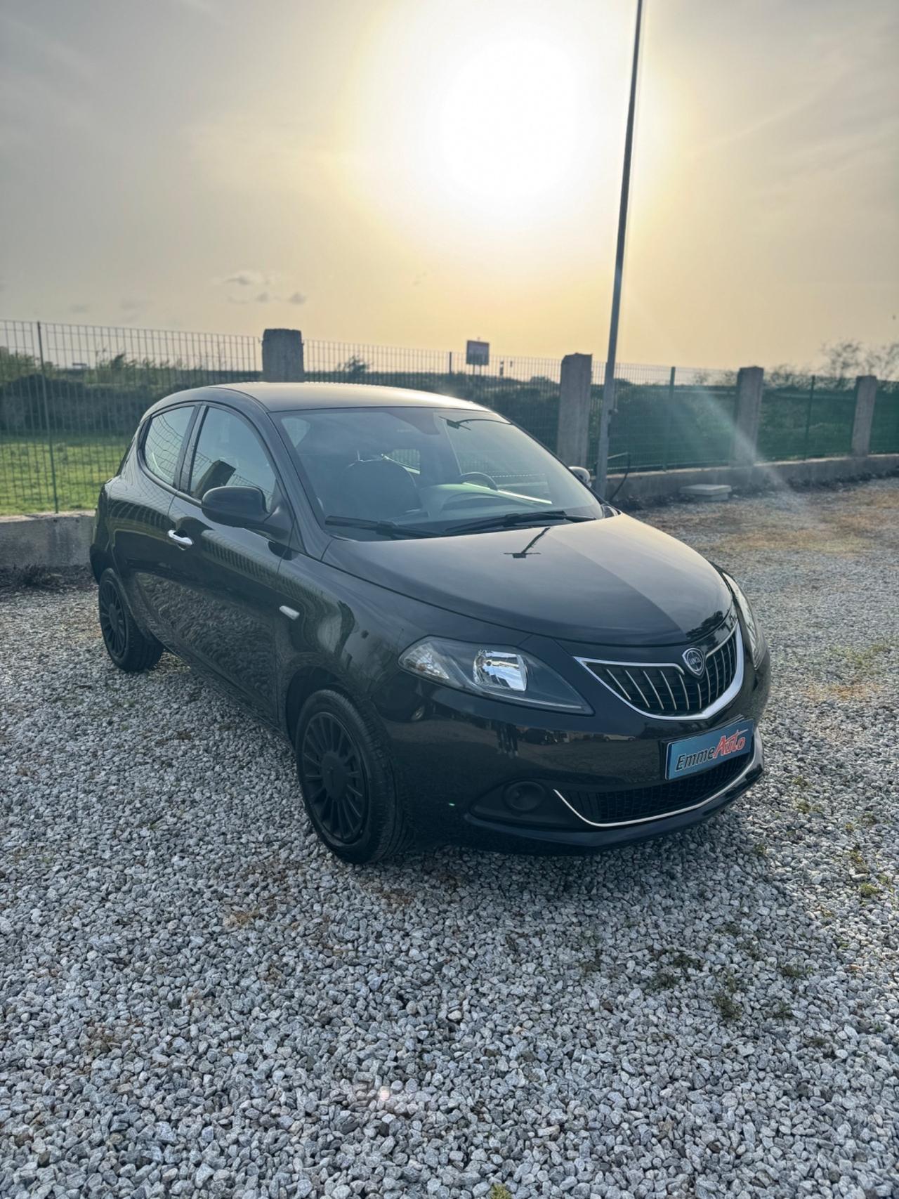 Lancia Ypsilon 1.0 FireFly 5 porte S&S Hybrid Ecochic Silver