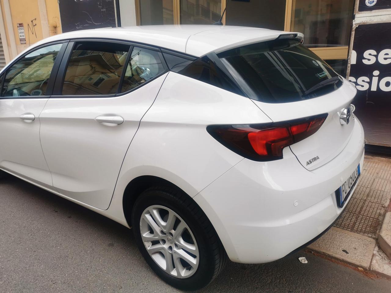 Opel Astra 1.6 CDTi 5 porte 95 cv berlina neo patentati full optional