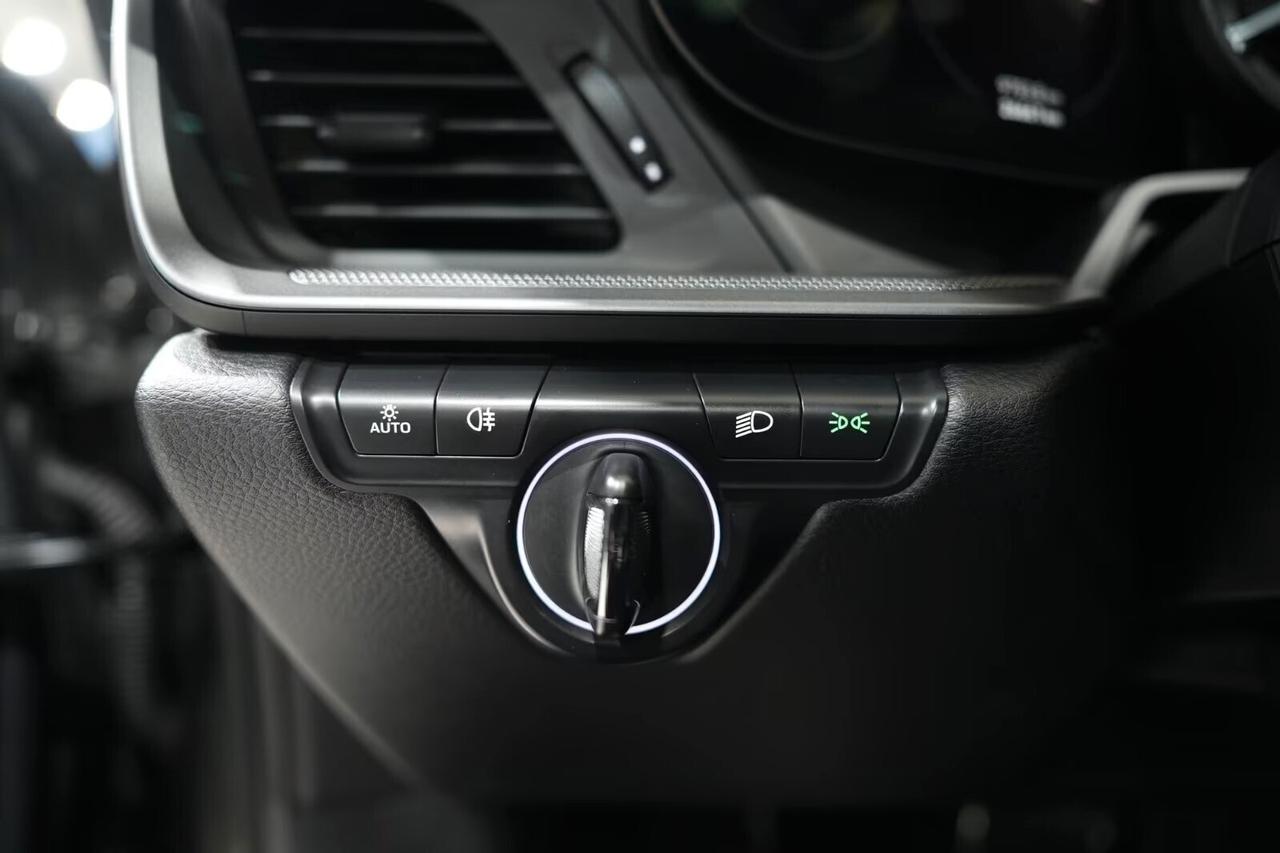 Porsche 992, 911 Coupe 3.0 Carrera auto, sedili sportivi