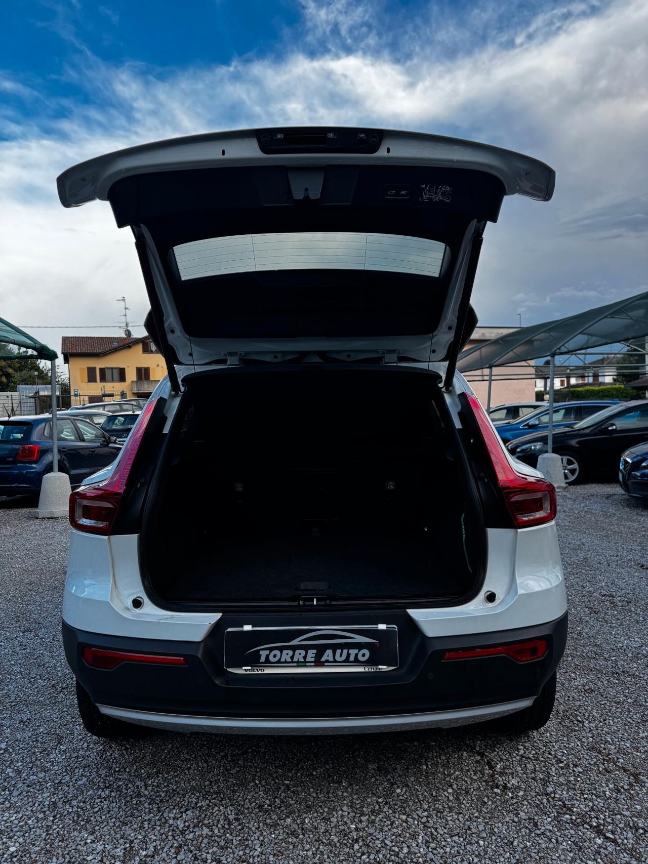 Volvo XC40 T2 automatico MOMENTUM PRO