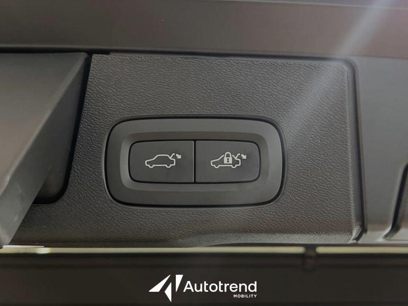 Volvo XC60 B5 250 CV AWD Mild Hybrid Benzina Automatica Ultra Dark