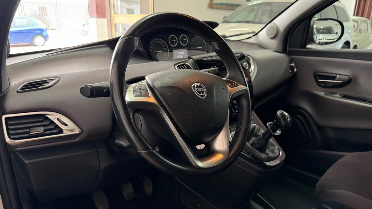 Lancia Ypsilon 0.9 TwinAir 85 CV 5 porte Metano Ecochic Silver