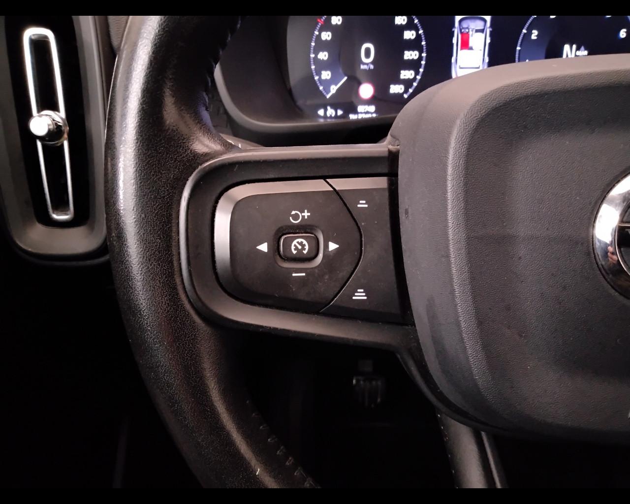 VOLVO XC40 - XC40 1.5 t3 Momentum Core 163cv my21