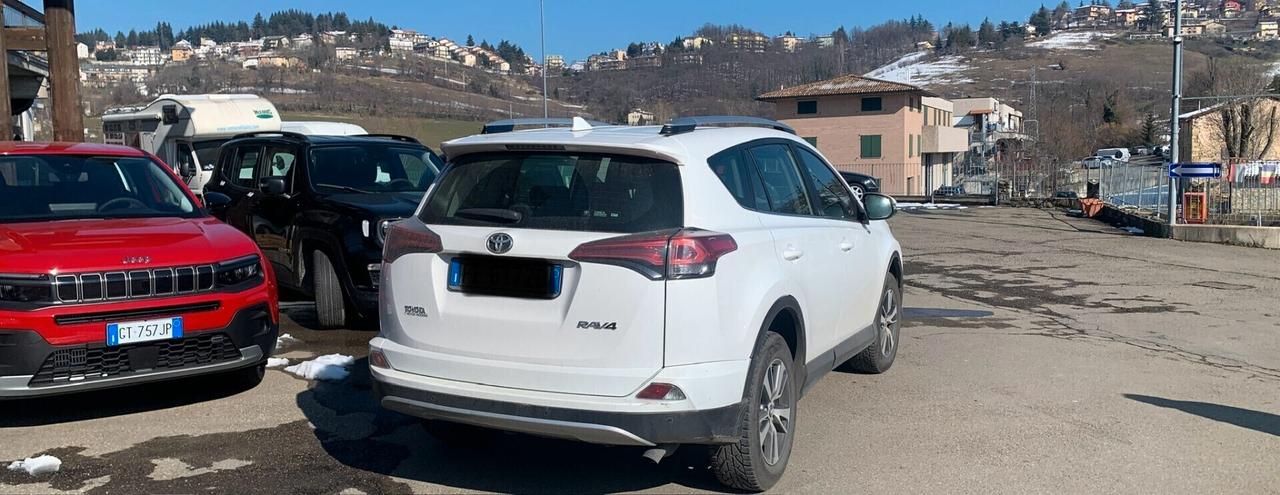 Toyota RAV 4 tdi 2 ruote motrici, unico proprietario, 2016, km 95000, sempre tagliandato, ottime condizioni