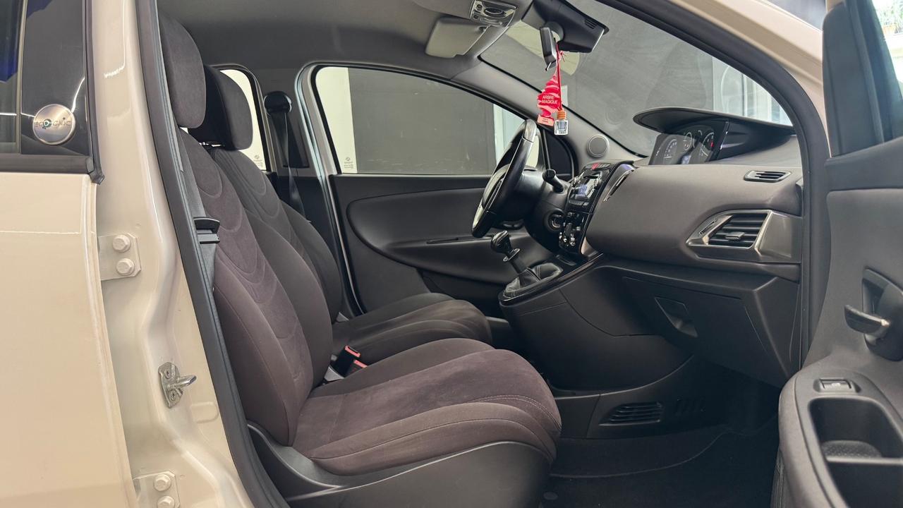 Lancia Ypsilon 0.9 TwinAir 85 CV 5 porte Metano Ecochic Silver