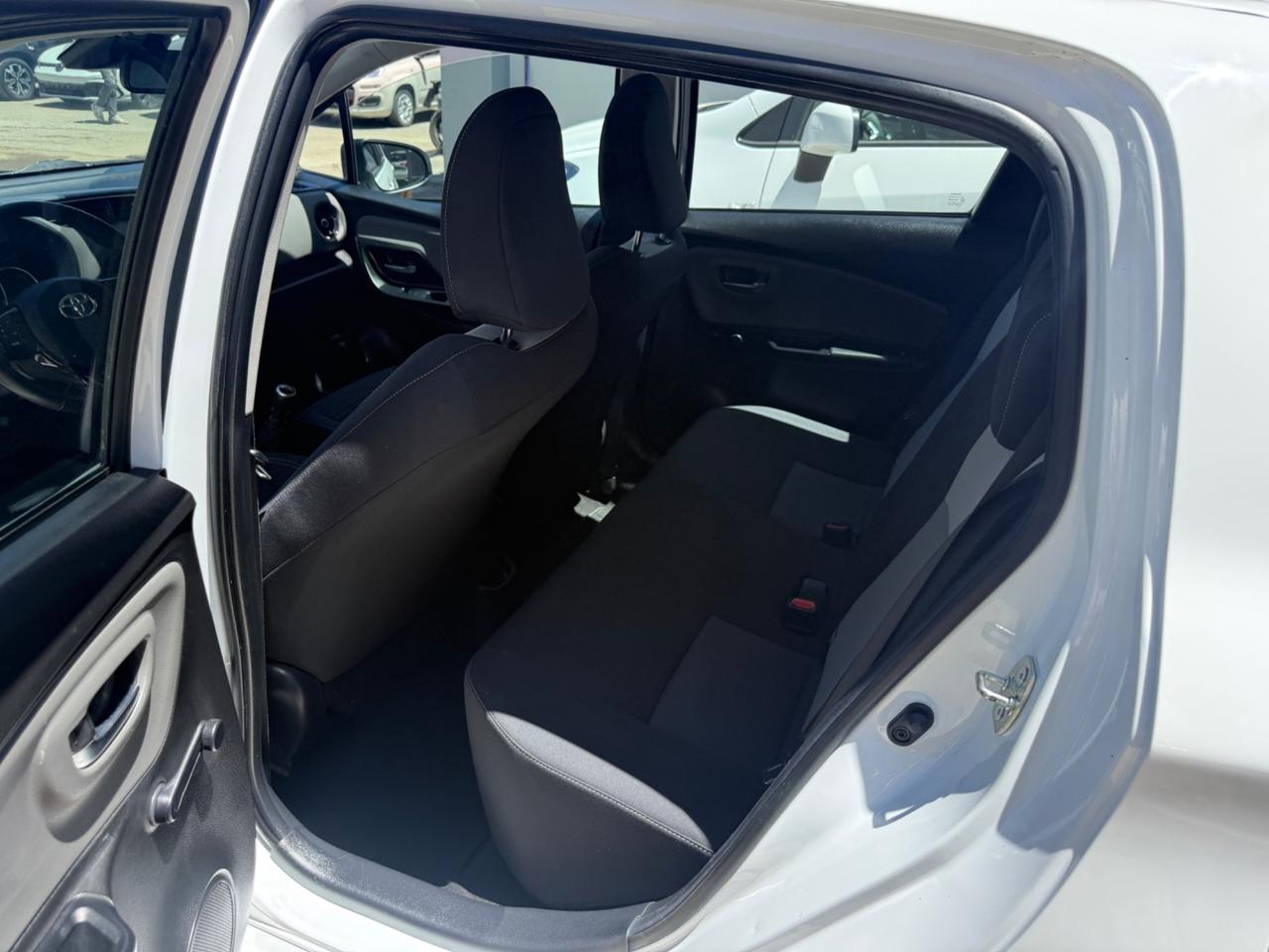 Toyota Yaris 1.5 5 porte Lounge NUOVA