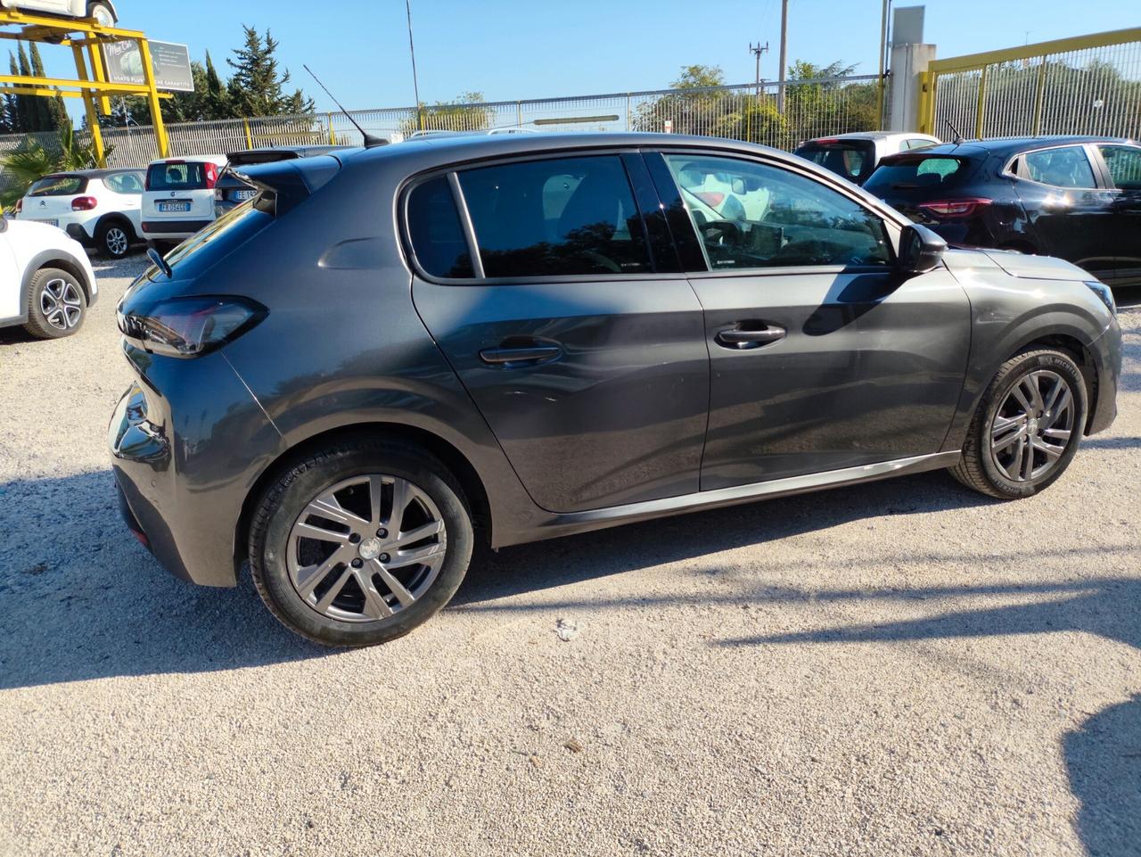 Peugeot 208 PureTech 75 Stop&Start 5 porte Allure – 2022 – 10.100 km . Vendita senza IVA (regime del margine)