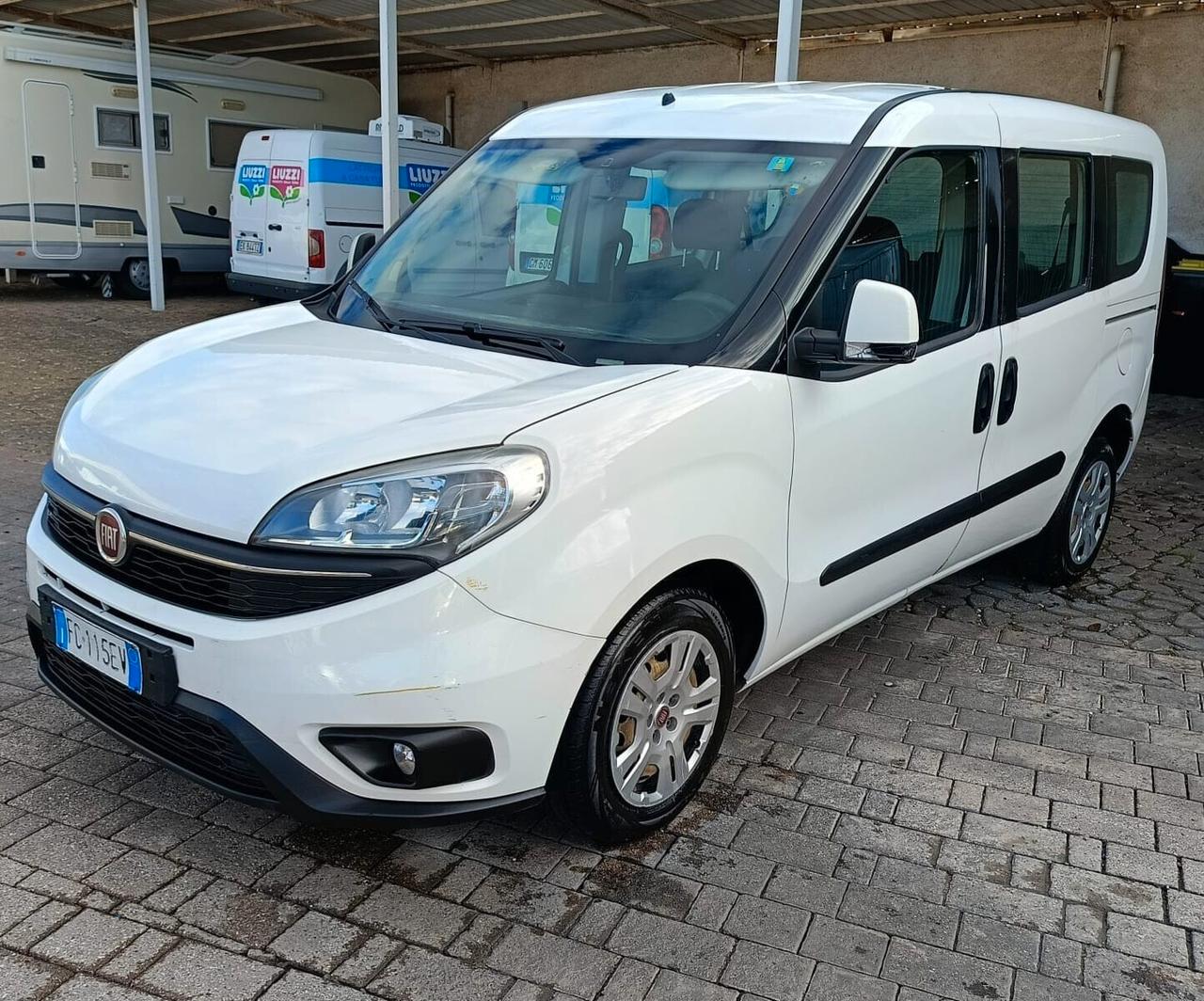 Fiat Doblo 1.3 MTJ Autocarro con gancio traino N1 5 posti
