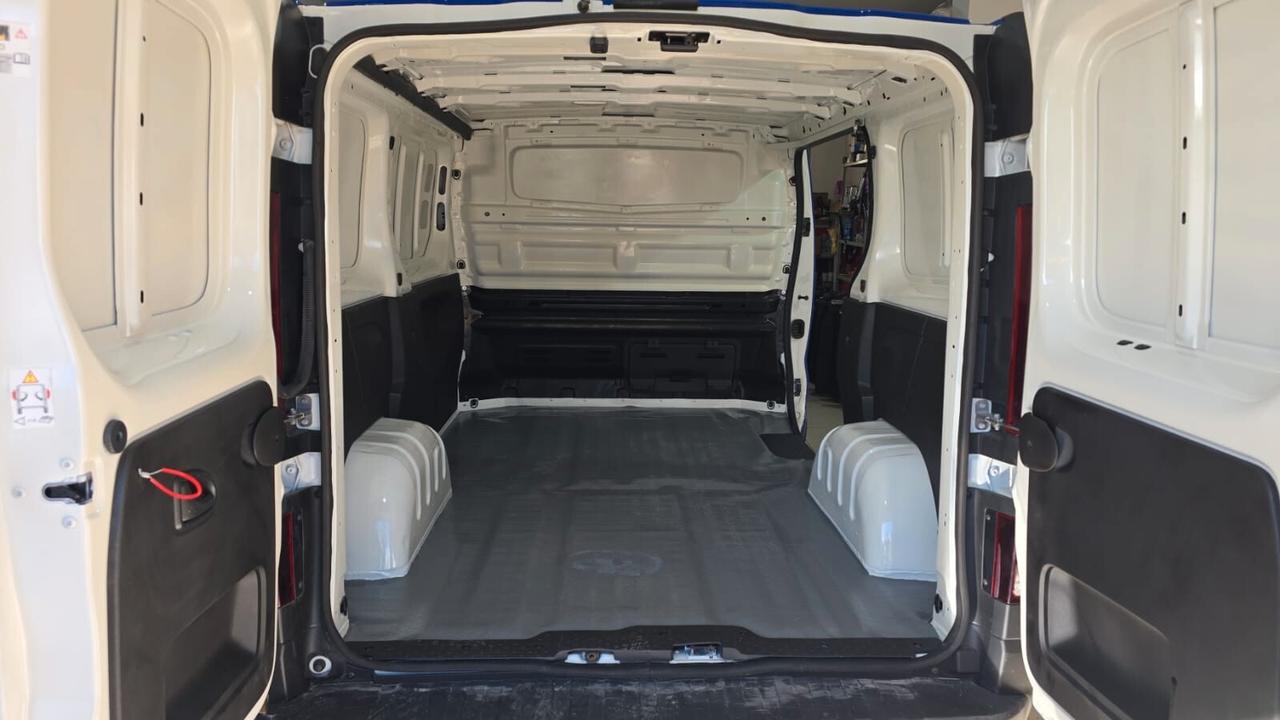 Nissan NV300 Nissan NV300 27 2.0 dCi 120CV PC-TN Van