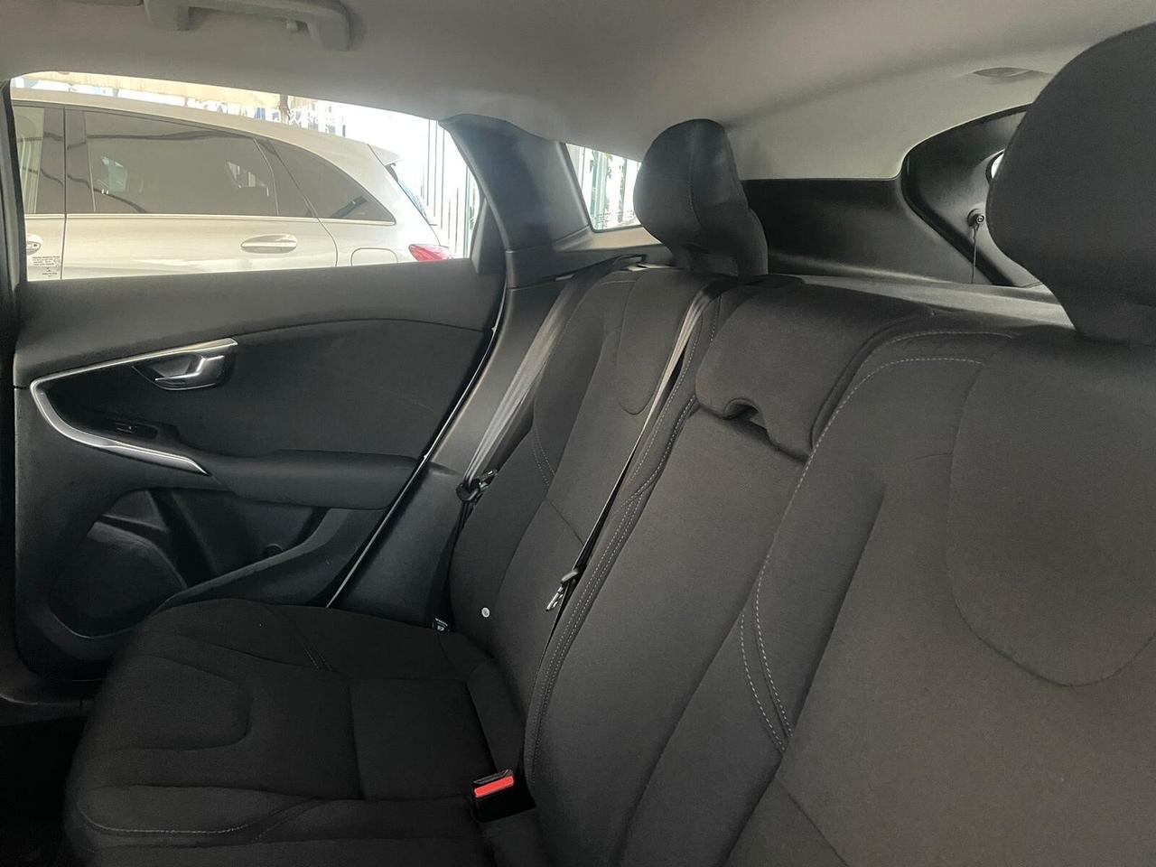 Volvo V40 D2 R-design Momentum