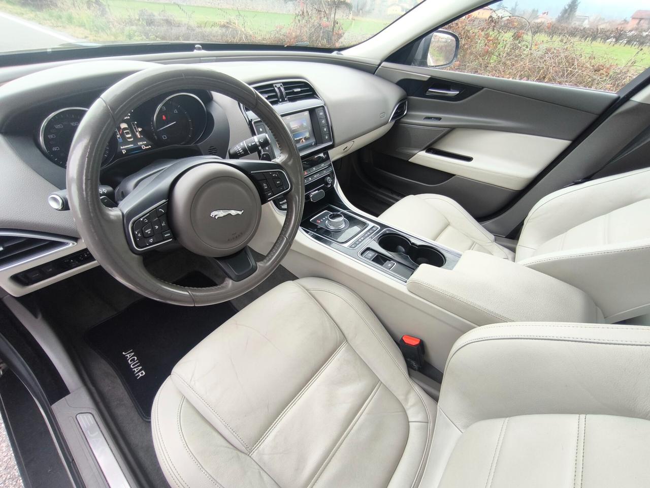 JAGUAR XE 2,0 180CV- AUTOMATICA-EURO 6- MOTORE NUOVO