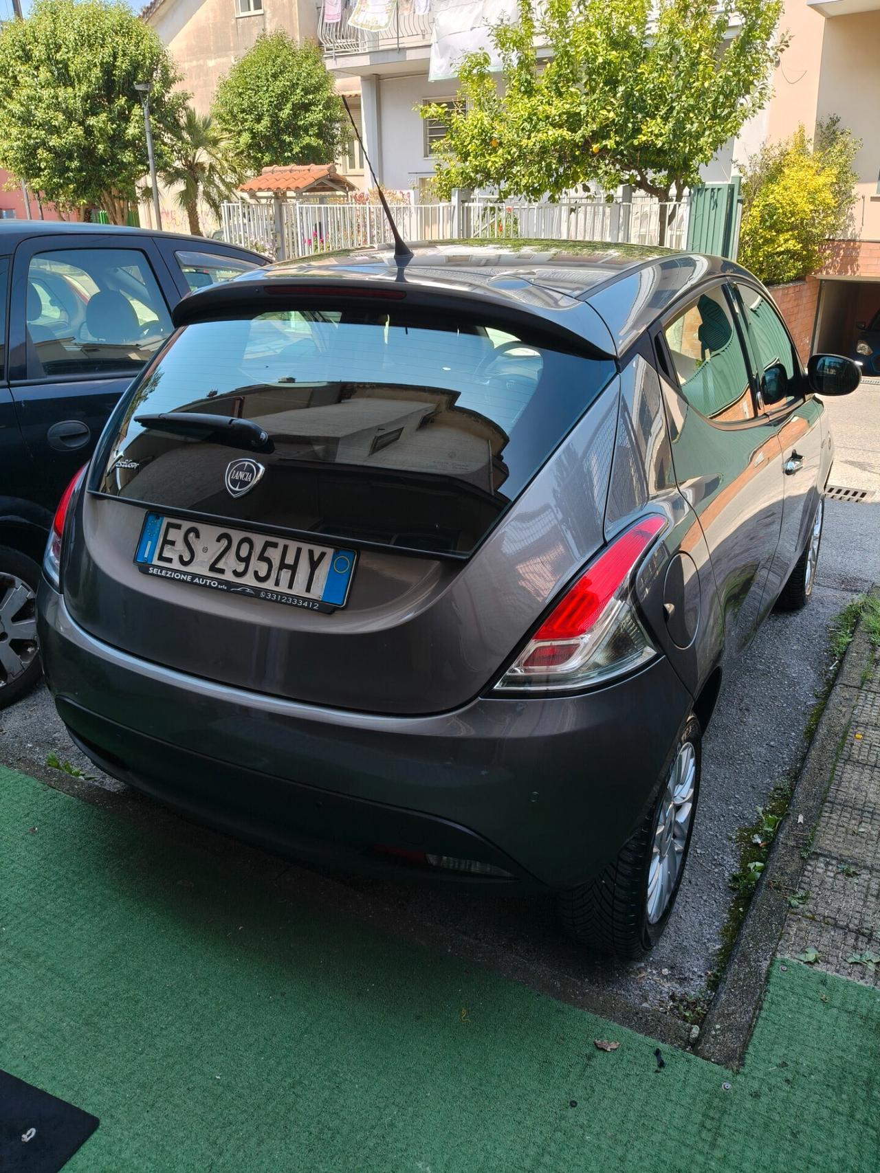 Lancia Ypsilon 5 porte Metano Ecochic Gold