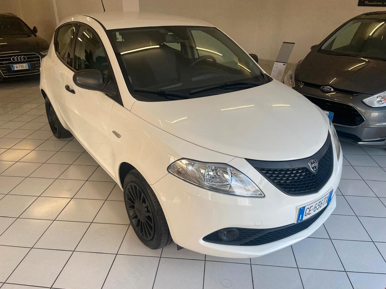 Lancia Ypsilon 1.0 FireFly 5 porte S&S Hybrid Ecochic Silver