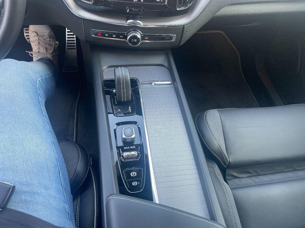 VOLVO - XC60 - B4 AWD Geartronic R-design