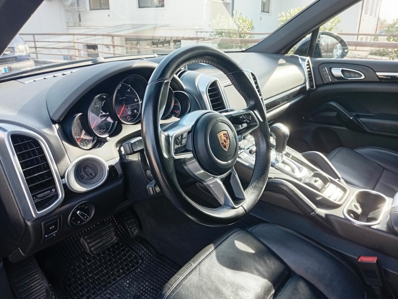 Porsche Cayenne 3.0 Diesel GANCIO TRAINO