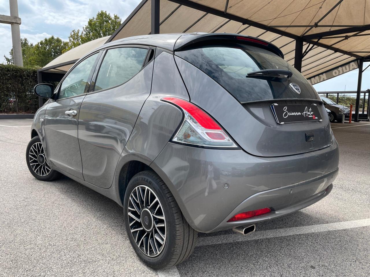 Lancia Ypsilon 1.0 FireFly 5 porte S&S Hybrid Platino