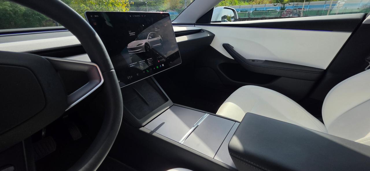 Tesla Model 3 - RWD Premium