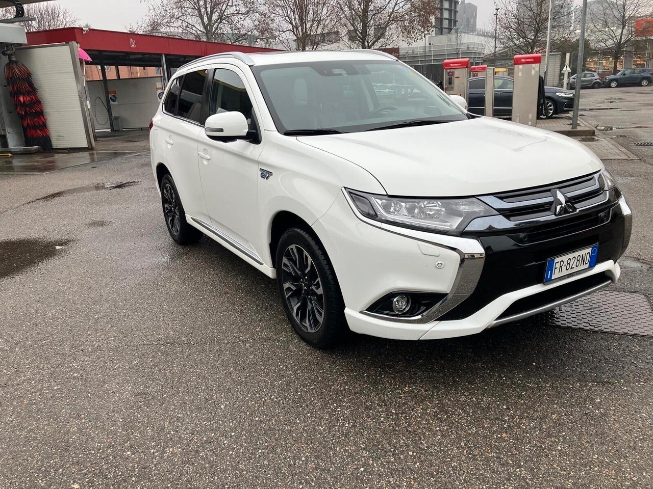 Mitsubishi Outlander 2.0 MIVEC 4WD PHEV Instyle Diamond