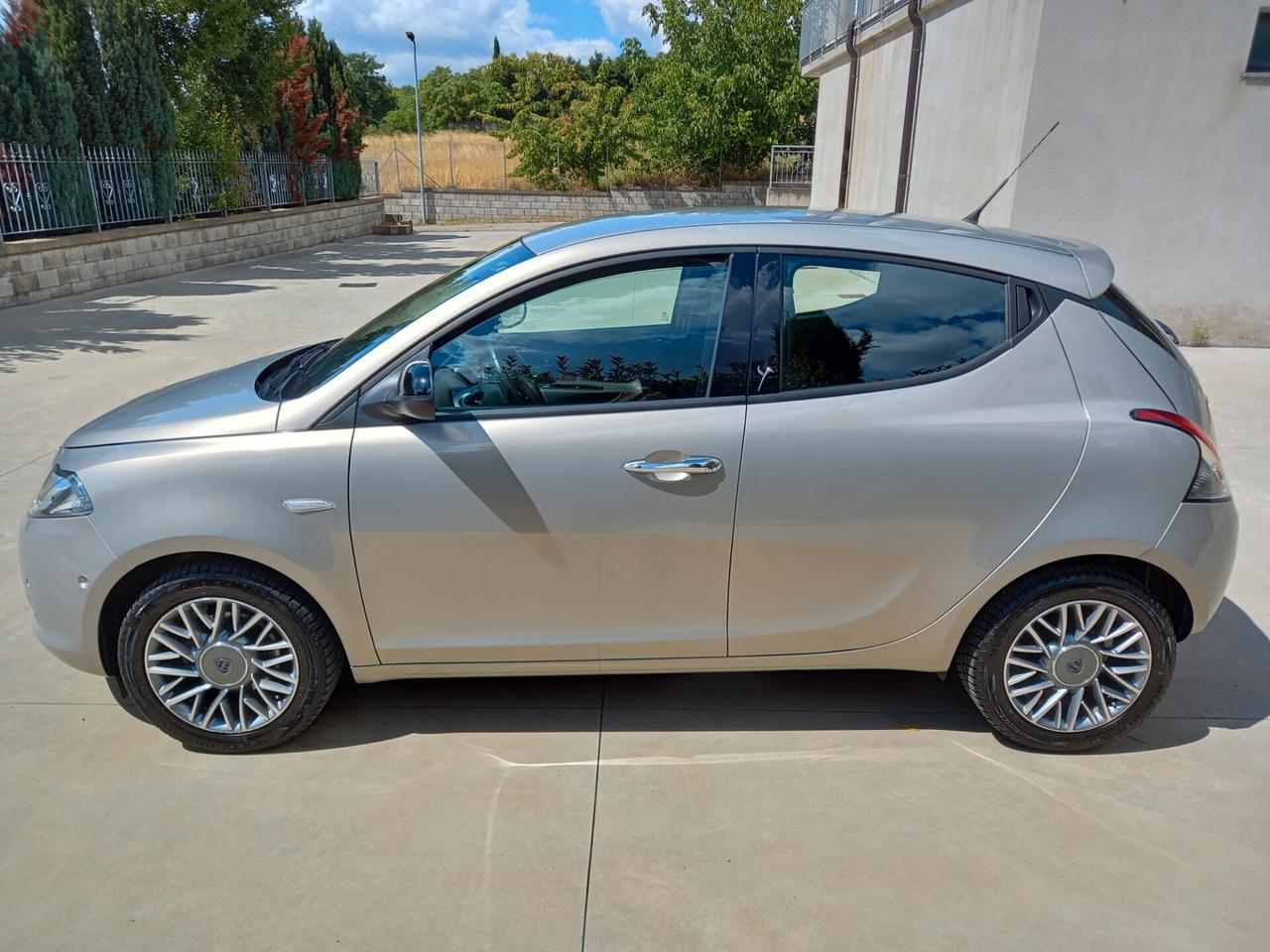 Lancia Ypsilon 1.2 69 CV SOLO 30000 KM !!!