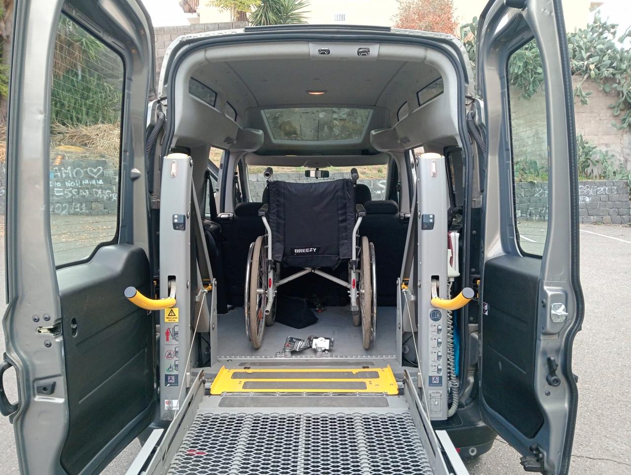 Opel Combo sollevatore elettrico trasporto disabili