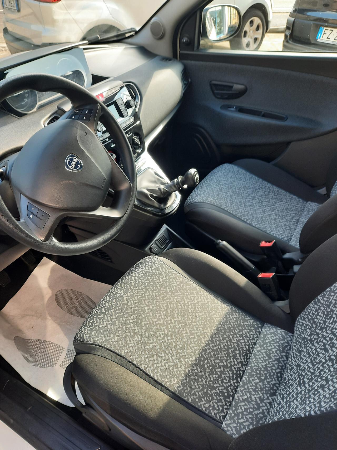 Lancia Ypsilon 1.0 FireFly 5 porte S&S Hybrid Ecochic Silver