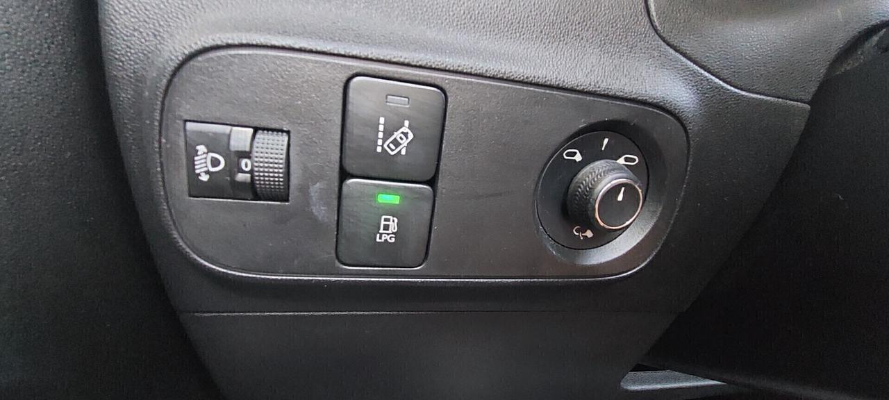 C3 MOD.SHINE 1,2 BENZINA/GPL DI SERIE CASA MADRE NAVIGATORE TELEFONO SENSORI STRAFULL OPTIONAL