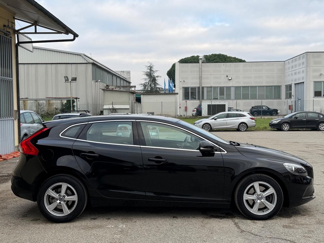 Volvo V40 120CV D2 R-design 2017 EURO6 Neopatentati