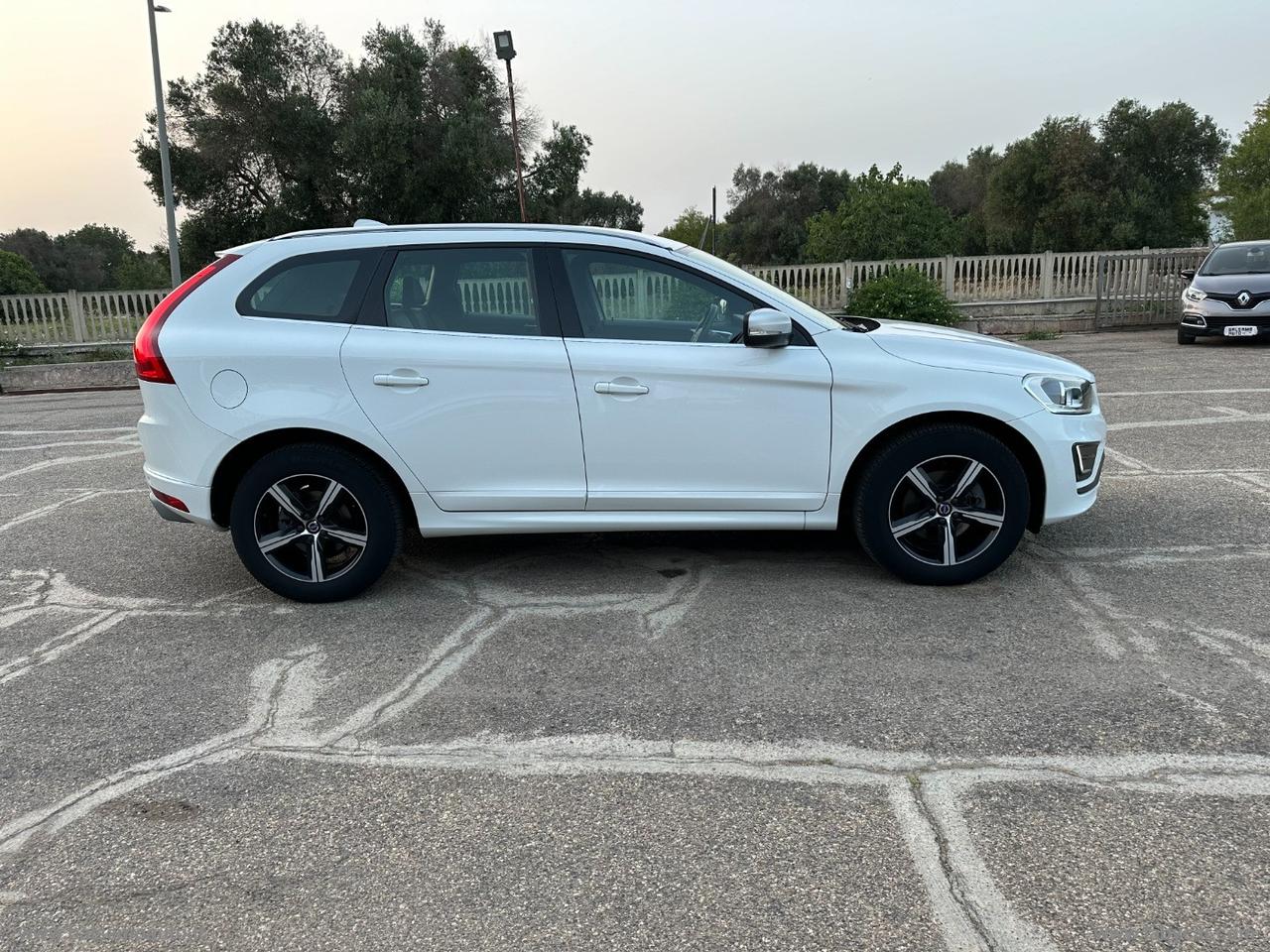 VOLVO XC60 D4 AWD Geartronic R-design Momentum