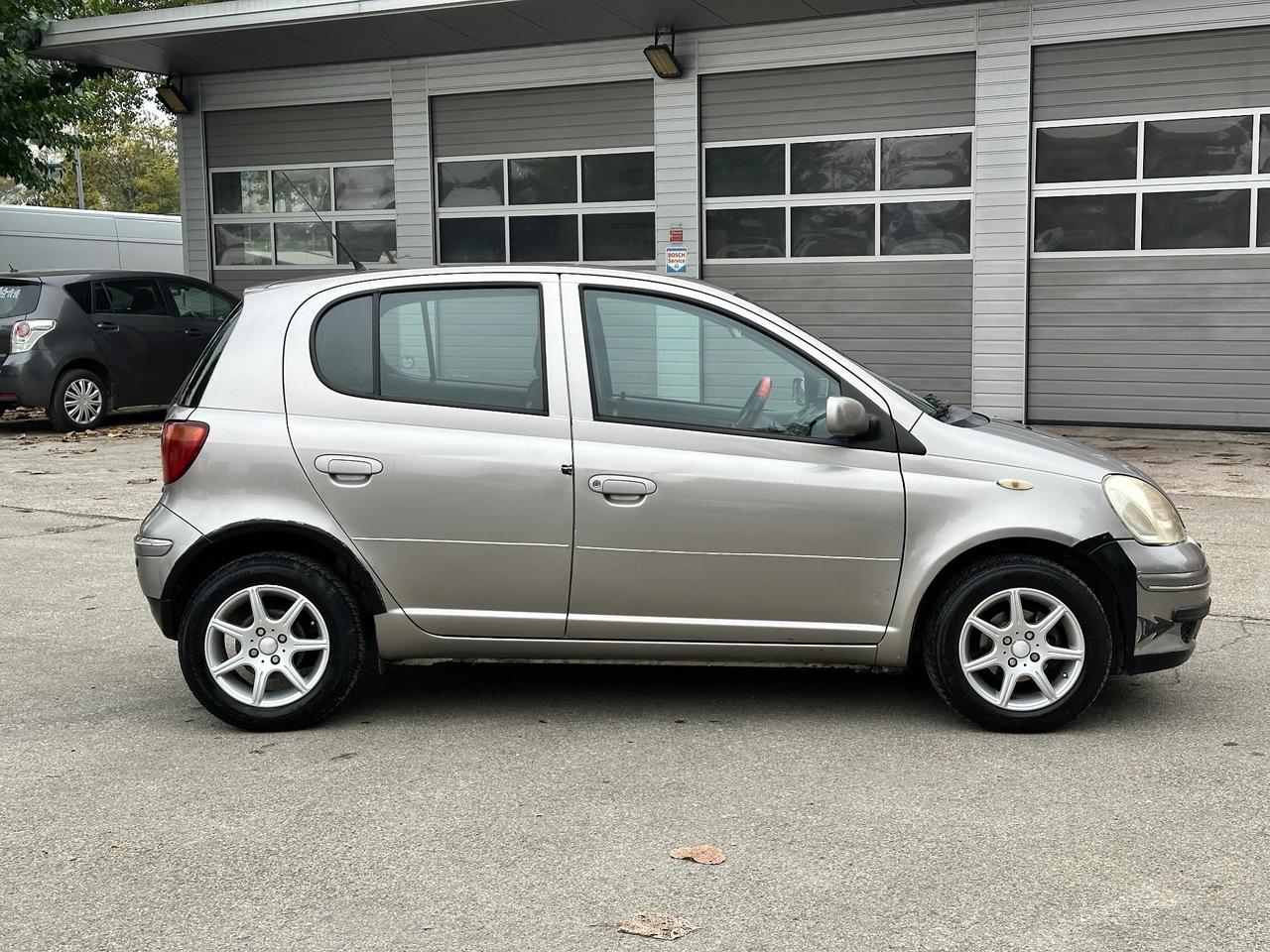 Toyota Yaris 1.0i 16V cat 5 porte Sol