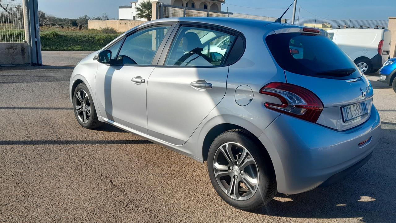 Peugeot 208 1.4 HDi 68 CV 5 porte Allure