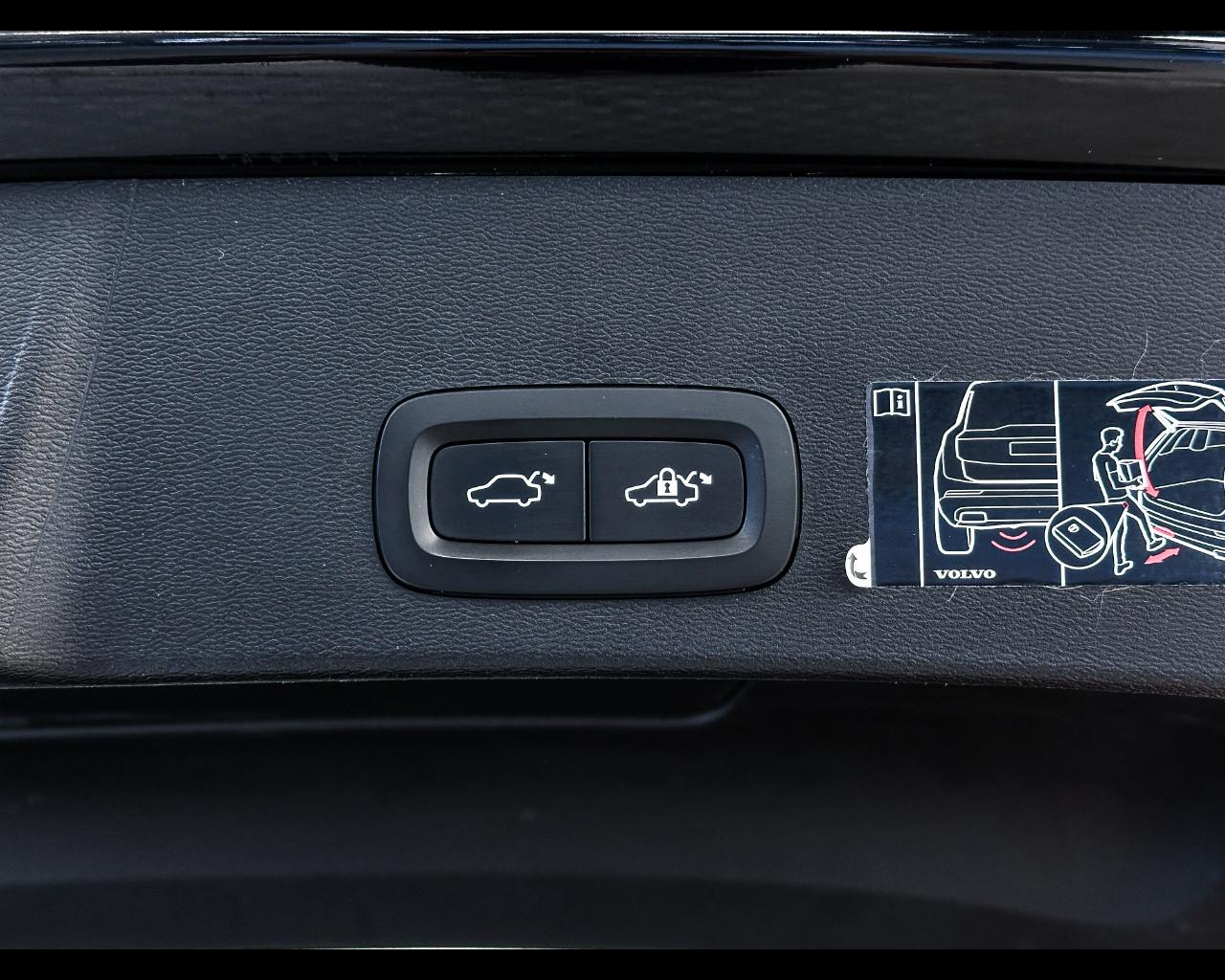 VOLVO XC40 (2017-->) - XC40 T2 Geartronic Momentum Pro N1