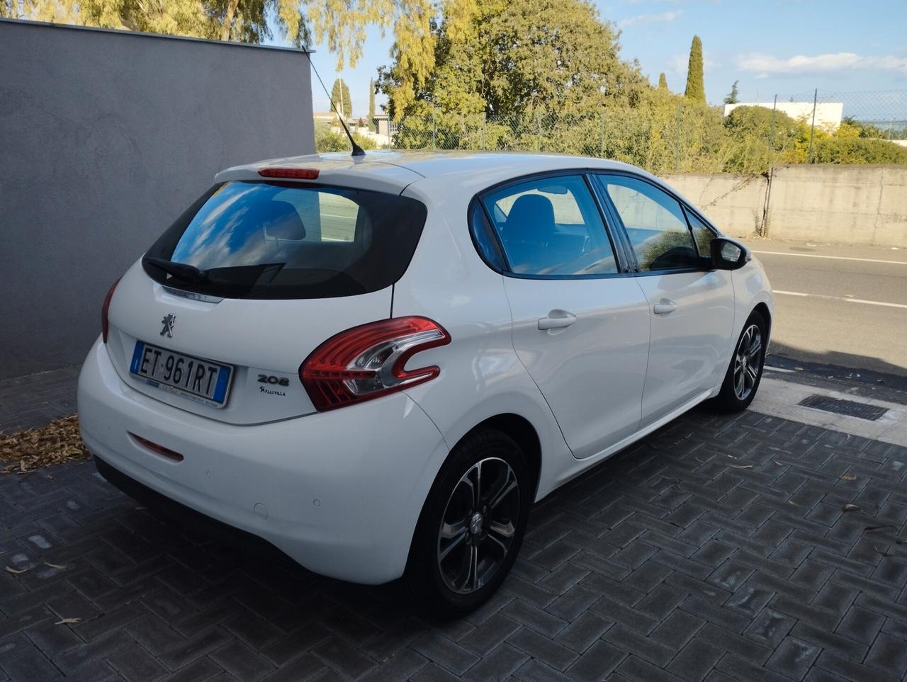 Peugeot 208 1.4 HDi 68 CV 5 porte Allure