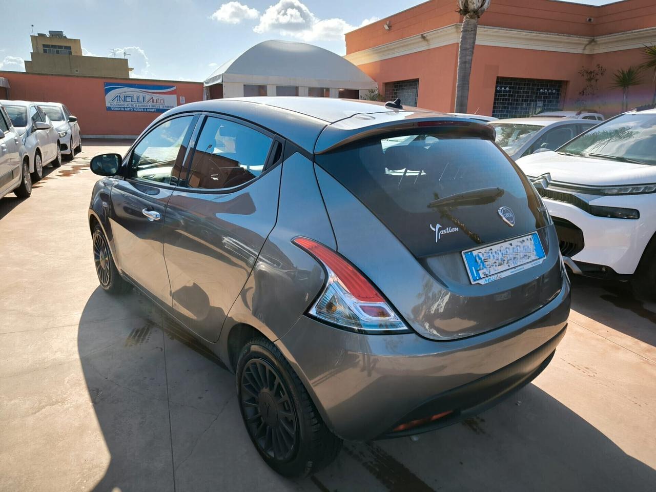 Lancia Ypsilon 1.0 FireFly 5 porte S&S Hybrid Ecochic Silver